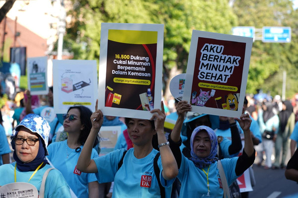 Aksi Damai Dukung Cukai Minuman Berpemanis Dalam Kemasan di Solo