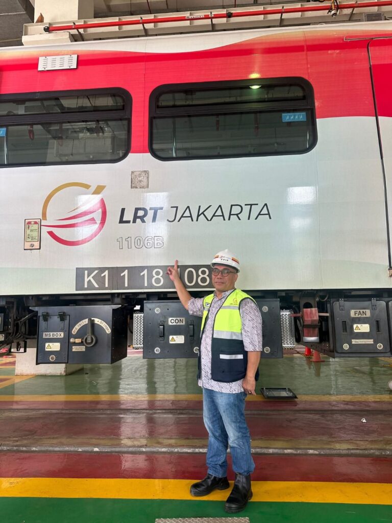 Ayo gunakan transportasi umum biar Jakarta tidak Macet.