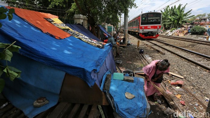 Orang Miskin Dianggap Sumber Masalah dan Harus Digusur Paksa dari Pinggir Rel Kereta Senen
